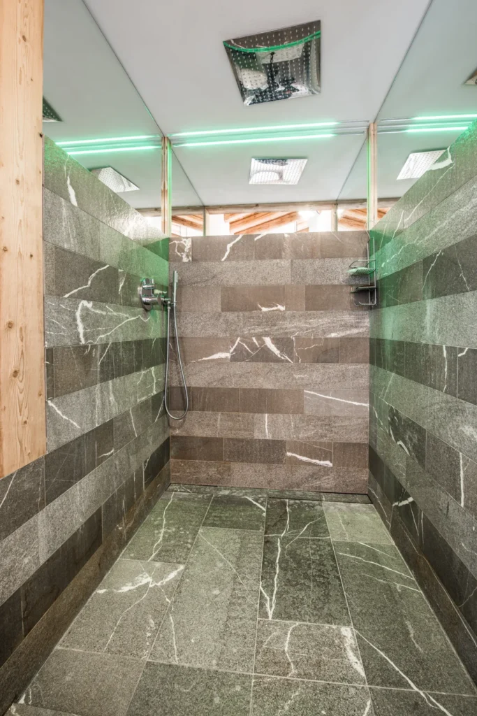 impresa edile specializzata in ristrutturazioni edilizie chiavi in mano a Vicenza Padova Treviso Rovigo e nel Veneto centrale casa 01 BAGNO ESEGUITO IN PIETRA NATURALE PIACENTINA