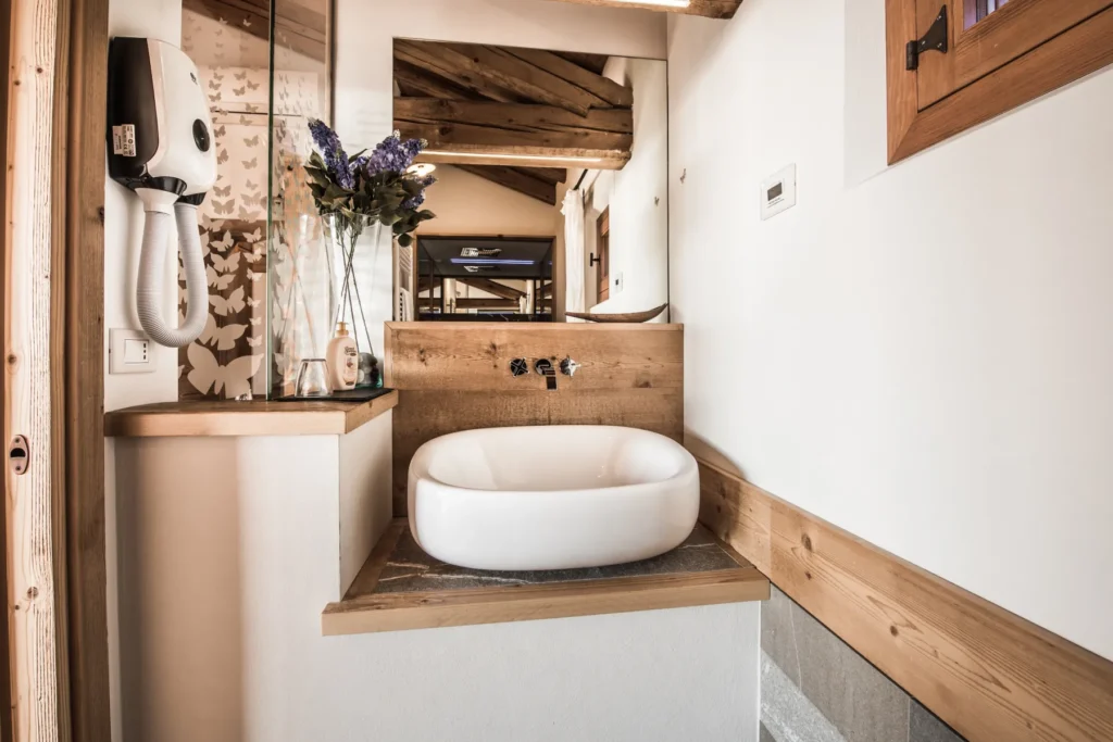 impresa edile specializzata in ristrutturazioni edilizie chiavi in mano a Vicenza Padova Treviso Rovigo e nel Veneto centrale casa 01 LAVELLO CON PIANO IN MARMO E LEGNO