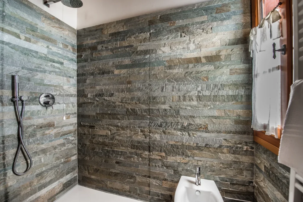 impresa edile specializzata in ristrutturazioni edilizie chiavi in mano a Vicenza Padova Treviso Rovigo e nel Veneto centrale casa 01 RIVESTIMENTO BAGNO IN PIETRA NATURALE 