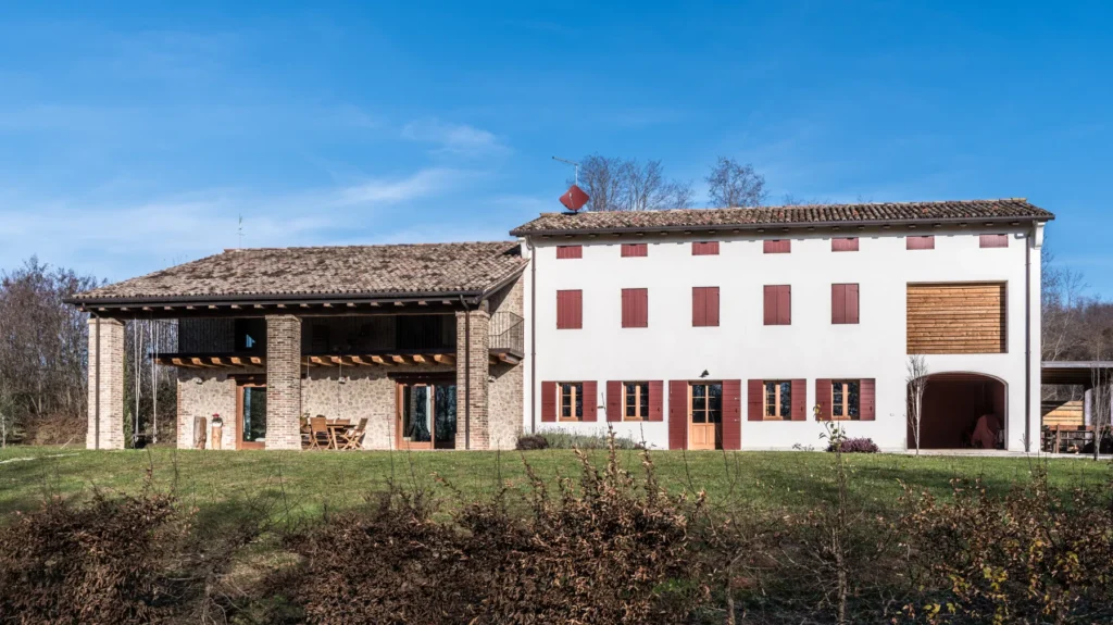 impresa edile specializzata in ristrutturazioni edilizie chiavi in mano a Vicenza Padova Treviso Rovigo e nel Veneto centrale casa 02 FACCIATA FRONTALE CASCINA RESTAURATA