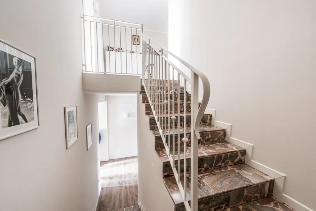 impresa edile specializzata in ristrutturazioni edilizie chiavi in mano a Vicenza Padova Treviso Rovigo e nel Veneto centrale casa 03 RESTAURO SCALA RINGHIERA IN FERRO BATTUTO