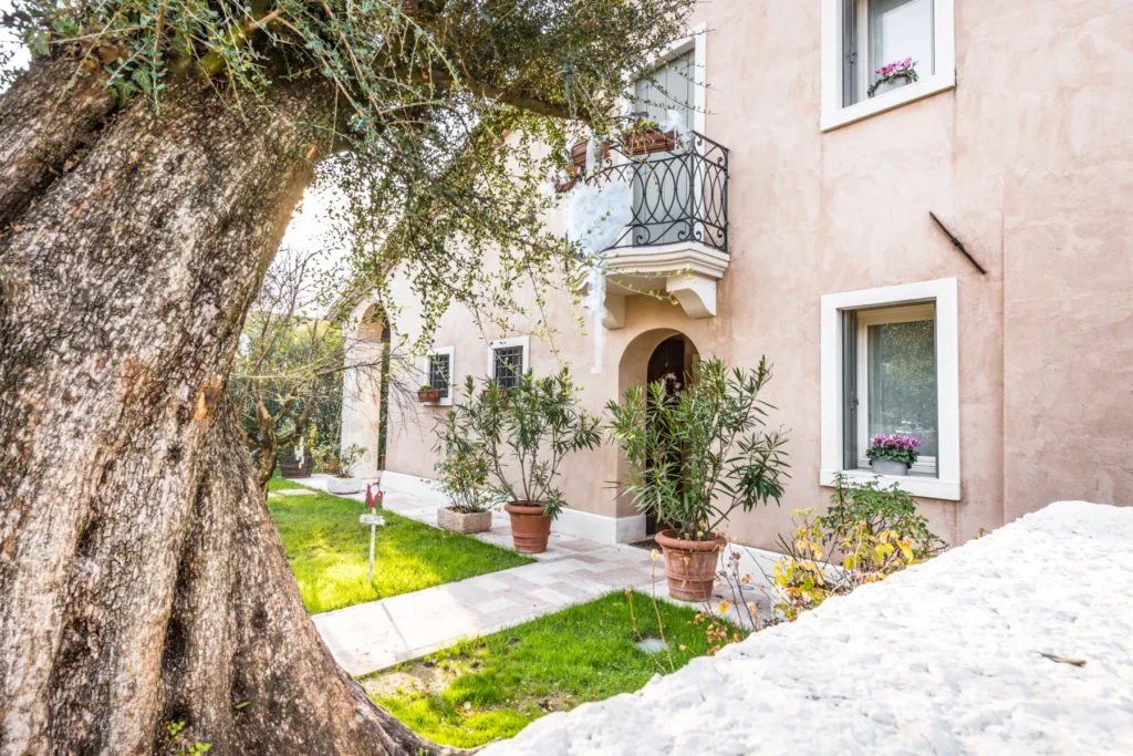 impresa edile specializzata in ristrutturazioni edilizie chiavi in mano a Vicenza Padova Treviso Rovigo e nel Veneto centrale casa 05 INGRESSO PADRONALE IN FERRO BATTUTO